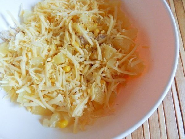 САЛАТ С КУРИЦЕЙ И АНАНАСОМ.ИНГРЕДИЕНТЫ: 1 куриное филе; 50 г твердого сыра; 150 г консервированной ... - 4