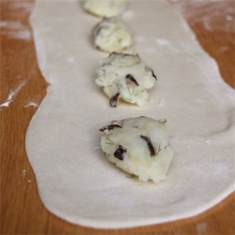 ВАРЕНИКИ: БЫСТРЫЙ СПОСОБ.ИНГРЕДИЕНТЫ:Для теста: 1 стакан горячей воды; 2 ст. л. жирной сметаны; 1 ... - 4