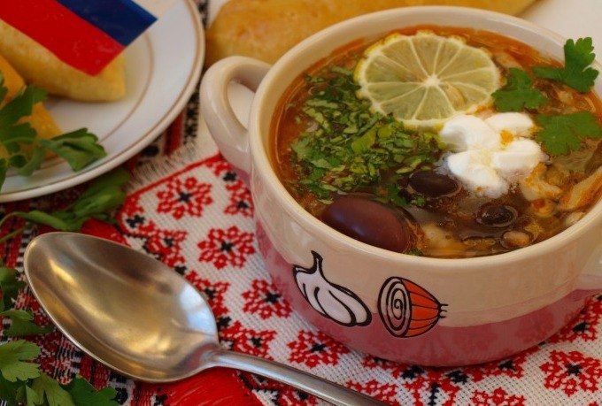 Солянка с копченостями.Ингредиенты для бульона:700 гр мяса на кости (говядина или свинина)1 ...