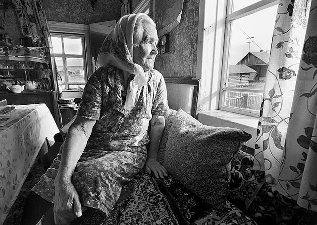 СТАРЕЮТ НАШИ МАМЫ. *********Как матери быстро стареют,В былое уходят года.Их бывшие косы седеют,Не ...
