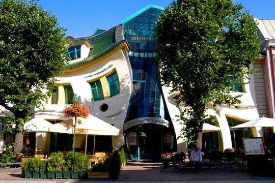     .  (The Crooked House). , .