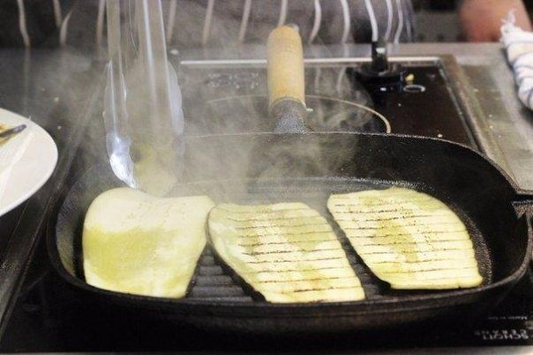 Баклажанные рулетики с ризотто.Ингредиенты: Большой баклажан Оливковое масло Соус маринара ... - 2