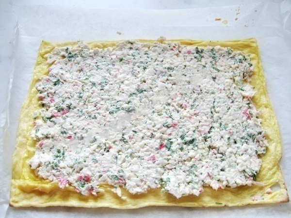 Рулет яичный с сыром и крабовыми палочками.Яичный рулет с плавленым сыром — отличная легкая закуска, ... - 5