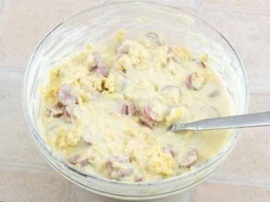 Пирог с сыром и сосисками на завтрак.Ингредиенты:- 250 мл кефира- 150 г муки- 2 яйца- 200 г сыра- ... - 2