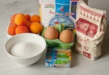 Бисквитный абрикосовый пирог. Абрикосы можно заменить нарезанными персиками или нектаринами - это ... - 2