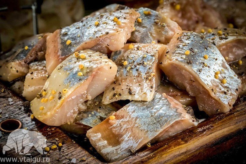 КАК ЗАСОЛИТЬ СЕЛЕДКУ. А какая получается вкуснятина… Больше никогда не покупаю магазинную соленую ...