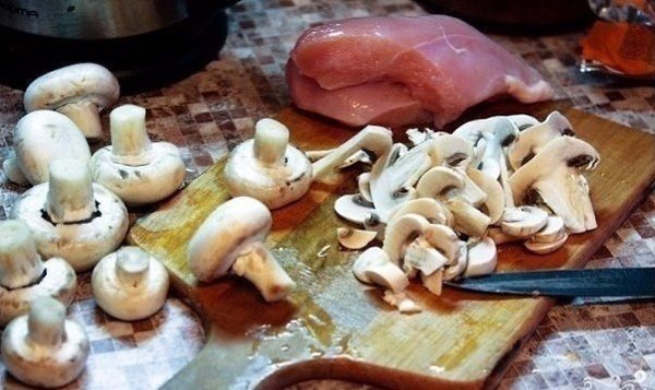 Курица с грибами в сливочном соусе.Ингредиенты:Куриные грудки — 2 шт.Шампиньоны — 400 гСливки 22% — ... - 2