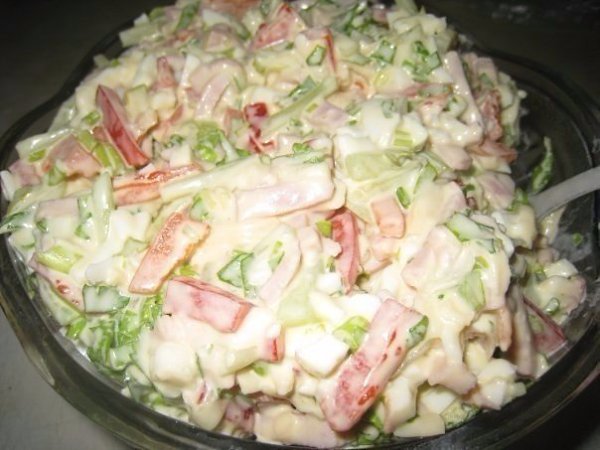 Очень вкусный - салатик Берлинский.Ингредиенты:2 яйца1 перчик болгарскийветчинасвежий ...