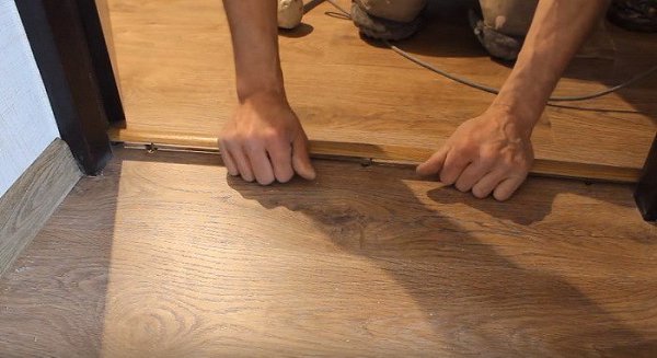 Установка порога межкомнатной двери. В современных квартирах, домах установка межкомнатных дверей ... - 9