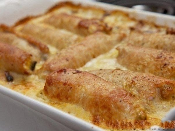 Рулетики мясные к праздничному столу .Ингредиенты: Свиное филе - 700 г. Грибы - 500 г. Лук репчатый ...