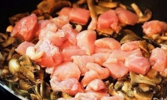 Курица с грибами в сливочном соусе.Ингредиенты:Куриные грудки — 2 шт.Шампиньоны — 400 гСливки 22% — ... - 5