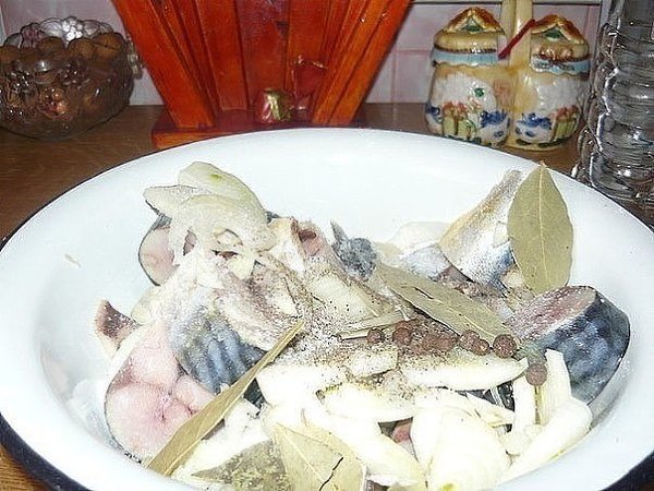 Маринуем скумбрию .Ингредиенты: -скумбрия -3 луковки -3 зубчика чесночка -1 чайную ложку сахара, -1 ...