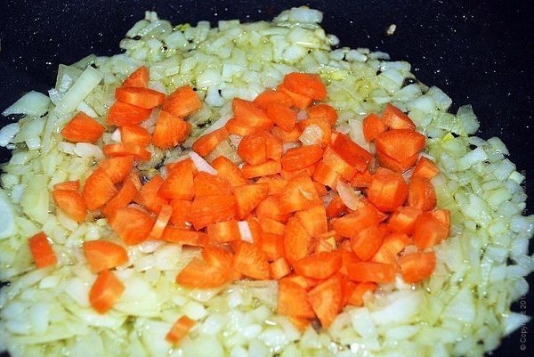 Томатный суп. Ингредиенты: Куриное филе — 1 шт. Молодые кабачки — 1-2 шт. Морковка — 1 шт. Лук — 1 ... - 4