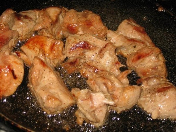 Слоеное жаркое.Ингредиенты:- 0,5 кг свиного мяса- растительное масло- специи- 2 луковицы- 1 морковь- ... - 2