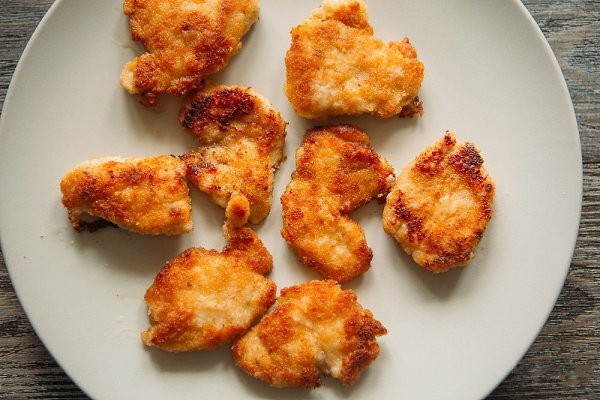 Бургеры с курицей и сметанным соусом.Ингредиенты:Булочки для бургеров — 6 шт.Листья салата (можно ... - 4
