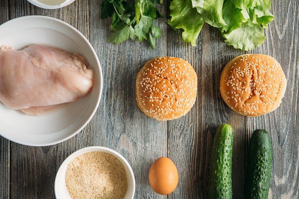 Бургеры с курицей и сметанным соусом.Ингредиенты:Булочки для бургеров — 6 шт.Листья салата (можно ... - 2