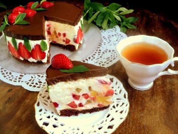 Торт «Клубника и шоколад».Летний торт с клубникой. Очень вкусно!яйца — 1 штсахар — 50 гмука — 40 ...