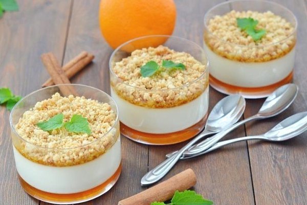 Панна-котта с апельсиновой карамелью и штрейзелем.Панна-котта — нежнейший сливочный десерт. А если ...
