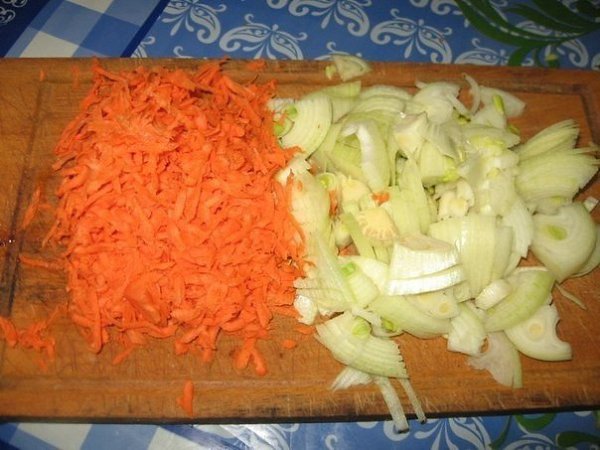 Слоеное жаркое.Ингредиенты:- 0,5 кг свиного мяса- растительное масло- специи- 2 луковицы- 1 морковь- ... - 3