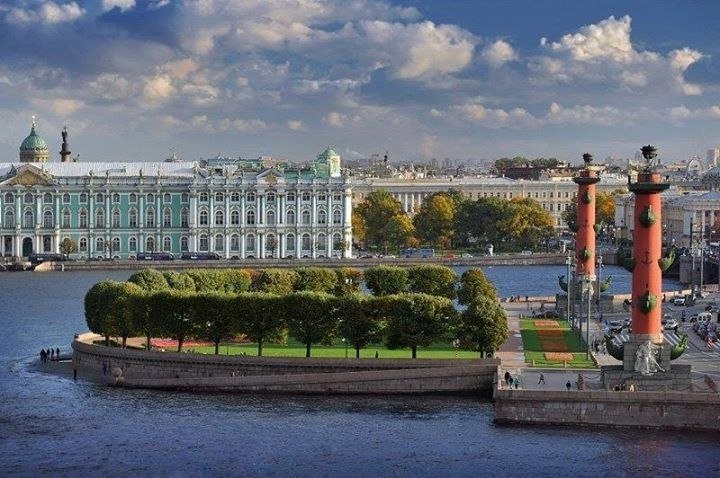 Стрелка Васильевского острова. Один из самых известных и узнаваемых архитектурных ансамблей города ...