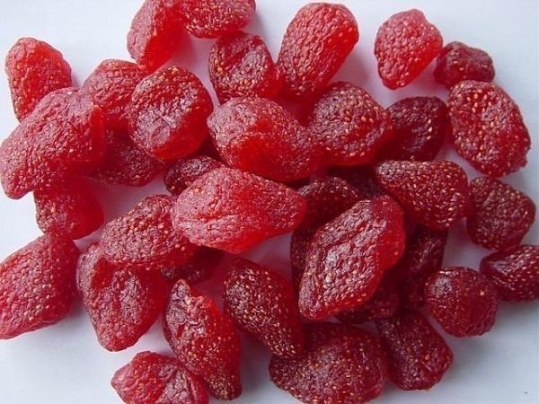 Цукаты из клубники.Ингредиенты:1 кг клубники,800 г сахара,1 л воды.Сахар растворить в воде и довести ...