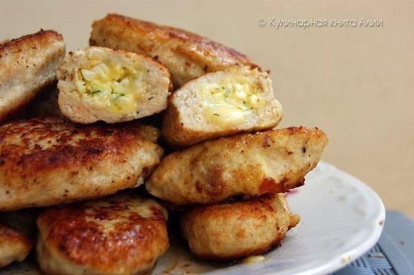 Котлеты с очень вкусной начинкой! Понадобится: Для фарша: -500 куриного фарша -1 луковица -1-2 ... - 7