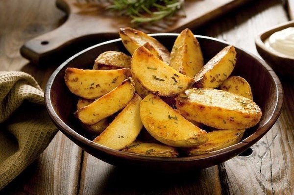 Картофель по-деревенски.Картошечка получается такая же вкусная, как в заведениях общественного ...
