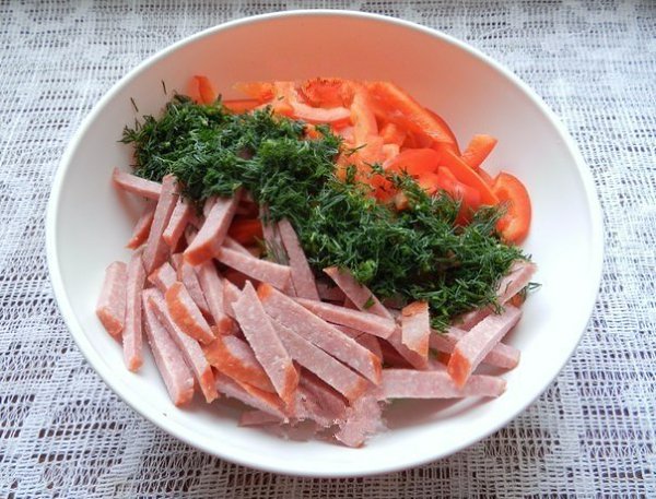Салат с копченой колбасой и огурцами. Салат с копченой колбасой и огурцами - свежий и одновременно ... - 3