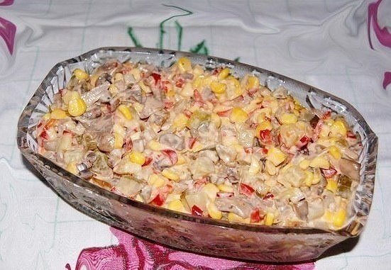 Салат Екатерина.Ингредиенты:- 1 банка сладкой кукурузы,- 1 банка консервированных шампиньонов,- 2-3 ...