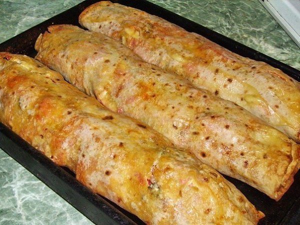 Фаршированный лаваш. Ингредиенты: Тонкий армянский лаваш — 1 шт. Мясо или любые мясные изделия на ...