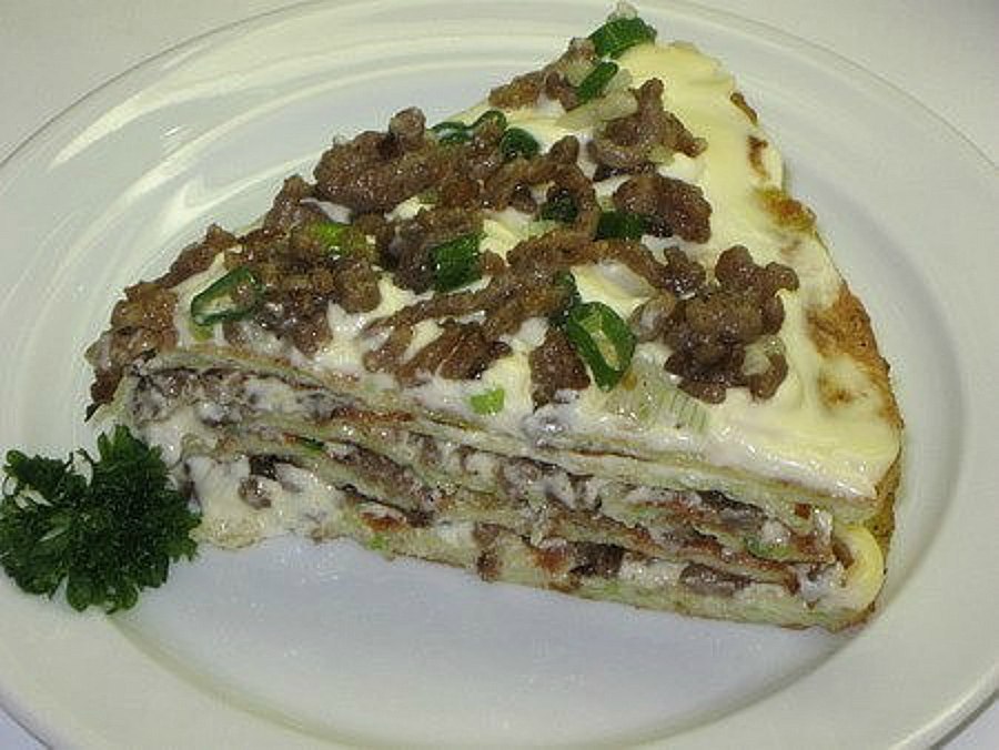 Кабачковый пирог с мясом и грибами.Ингредиенты:Кабачки — 2 шт.Мясной фарш (куриный/говяжий) — ...