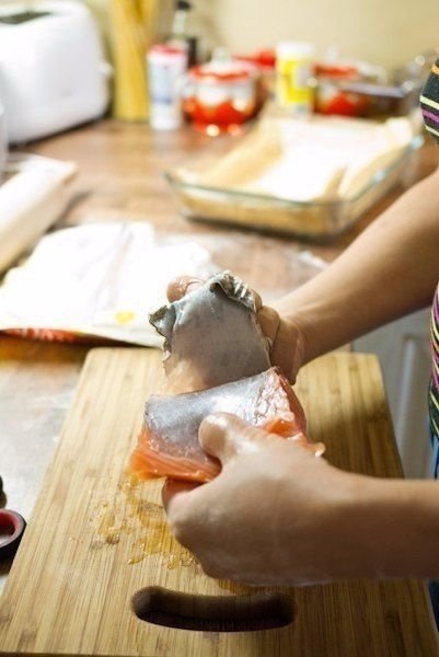 Пирог с рыбой .Ингредиенты: Слабосоленая семга или форель — по вкусуПласты слоеного дрожжевого теста ... - 2
