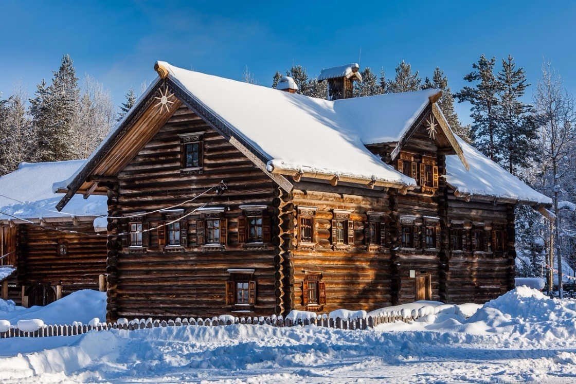 Русь рубленная. Изба малые Корелы Архангельск. Малые Корелы дом Пухова. Сибирский пятистенок. Избы в Архангельской области.