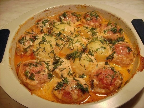 Котлеты с картошкой в соусе.Ингредиенты:Фарш мясной - 400 г, лук, чеснок, батон замоченный в ...