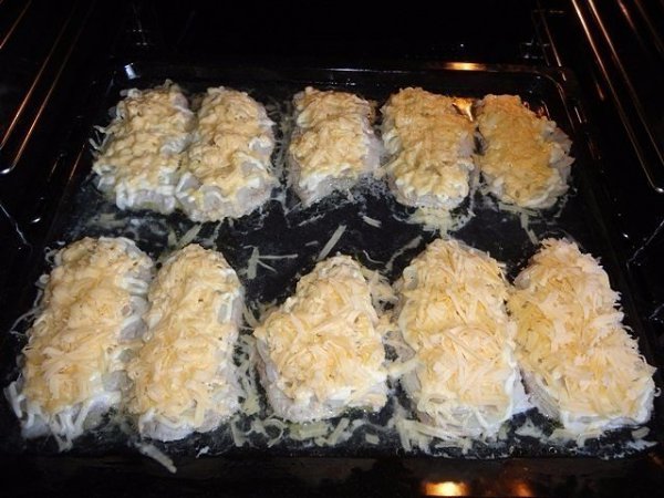 Мясо по-французски в духовке. Ингредиенты: мясо – 500 гр. (я беру свиную вырезку – аккуратненький ... - 6