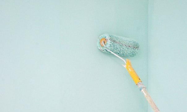 Как красить стены водоэмульсионной краской при помощи валика. Эта статья о том, как красить стены в ...