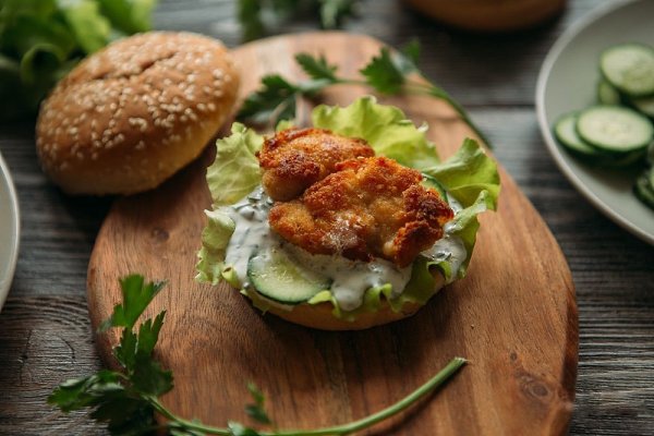 Бургеры с курицей и сметанным соусом.Ингредиенты:Булочки для бургеров — 6 шт.Листья салата (можно ... - 6