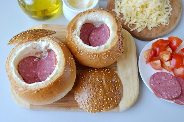 Булочки, фаршированные омлетом.Сохрани рецепт Ингредиенты:Булочка французская — 2 шт.Яйцо — 2 ... - 4