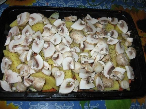 Слоеное жаркое.Ингредиенты:- 0,5 кг свиного мяса- растительное масло- специи- 2 луковицы- 1 морковь- ... - 4