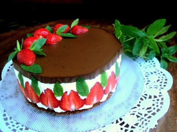 Торт «Клубника и шоколад».Летний торт с клубникой. Очень вкусно!яйца — 1 штсахар — 50 гмука — 40 ... - 2
