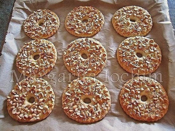 Песочные кольца с орехами.Тесто: 250 г сливоч. масла (холодного) - порезать кусочками 150 г сахара 1 ... - 4