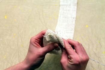 Цветы из мешковины делаются просто, смотрятся стильно - 4