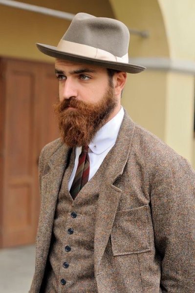 Модный словарь.Хомбург (нем. Homburg; шляпа «Энтони Иден», англ. Anthony Eden hat) – шляпа с ...