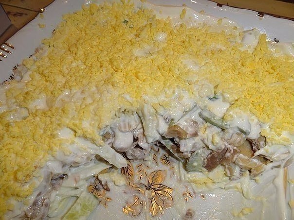 Салат из куриного филе, свежих огурцов и консервированных шампиньонов.Ингредиенты:-2-3 вареных ...