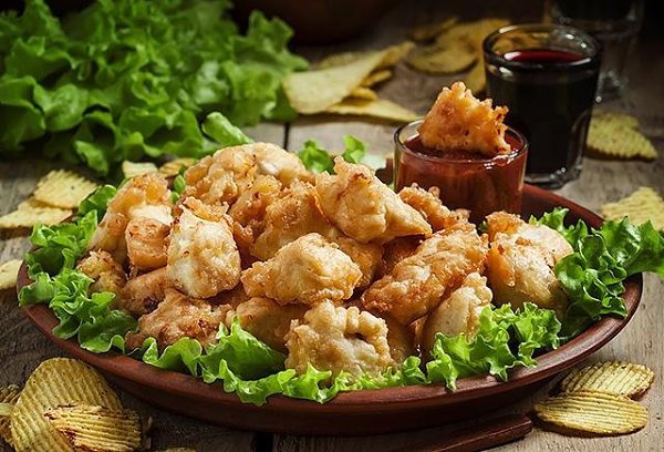 Жареная курица в кляре.Вам понадобится:курица (бедро без костей) — 400 гяйцо — 1 шт.крахмал ...