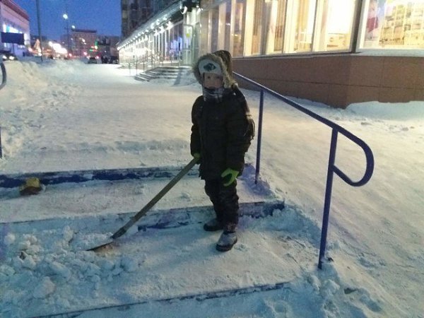 Сегодня мальчик чистил ступеньки возле магазина. По его словам, его об.этом никто не просил, просто ...