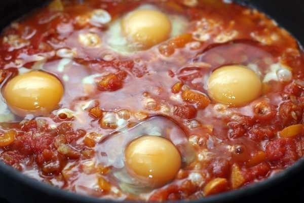 Шакшука. Интересное блюдо из яиц с овощами, популярное в Израиле и соседних странах. Очень яркое, ... - 5