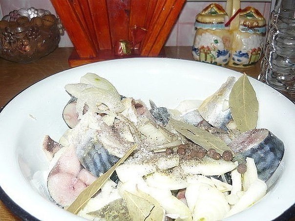 Маринуем скумбрию .Ингредиенты: -скумбрия -3 луковки -3 зубчика чесночка -1 чайную ложку сахара, -1 ...