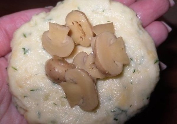 Котлеты из картофеля, сыра и укропа с грибами + соус.Ингредиенты:Картофельное пюре - 300-400 ... - 2