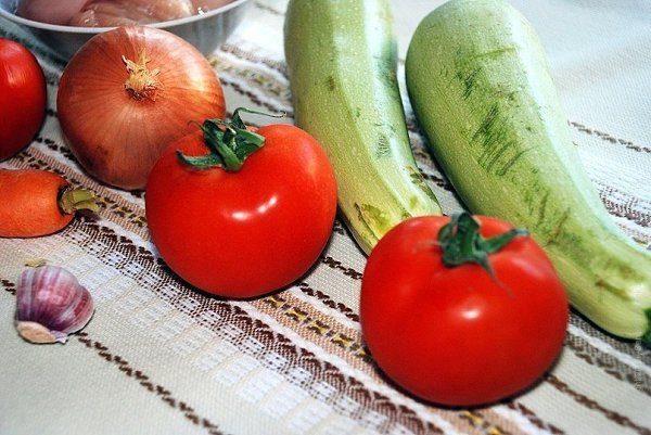 Томатный суп. Ингредиенты: Куриное филе — 1 шт. Молодые кабачки — 1-2 шт. Морковка — 1 шт. Лук — 1 ... - 2